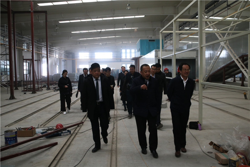 兰州市委常委、新区党工委书记杨建忠旅行考察工贸集团三厂建设情形